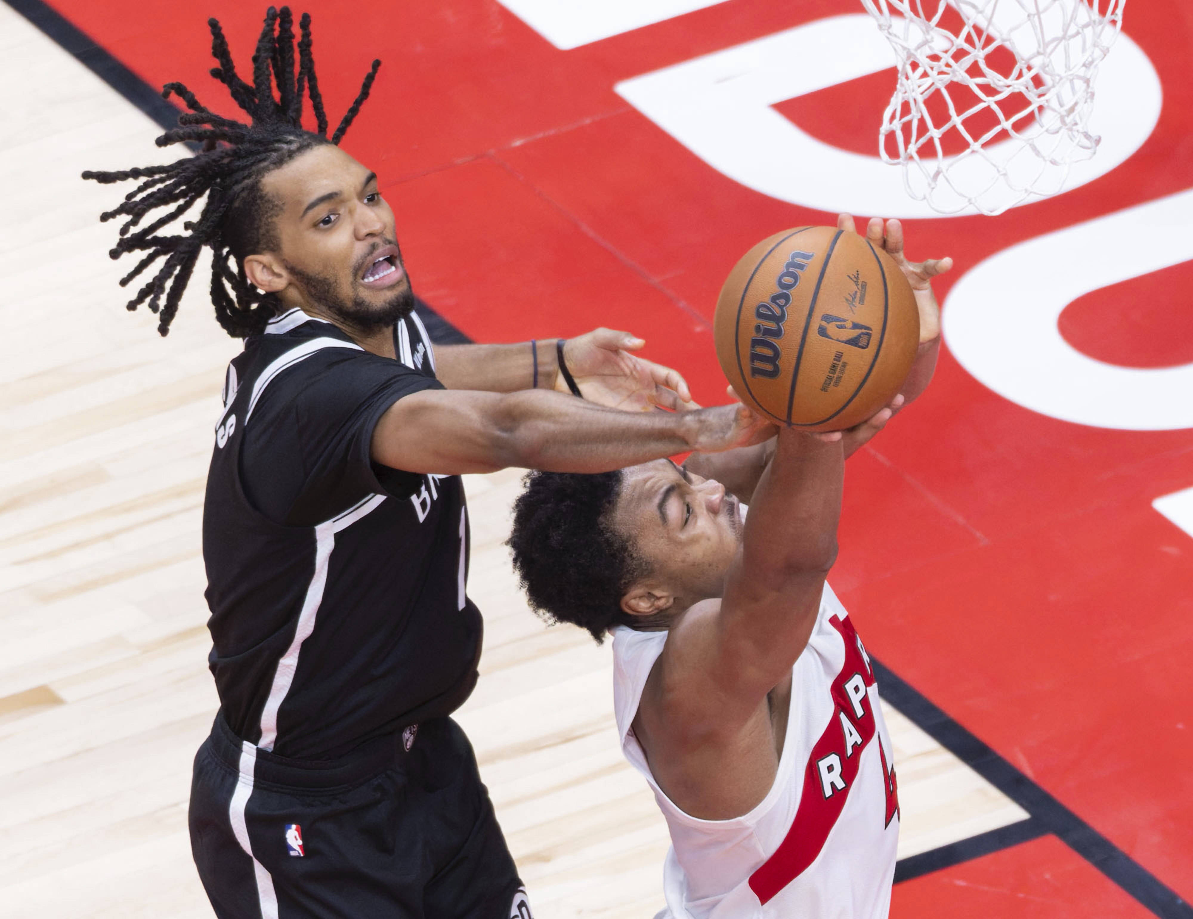 开云体育-赛地聚焦——NBA总决赛关键时刻热度飙升,多伦多猛龙防线松动,信心回归,训练强度明显提升
